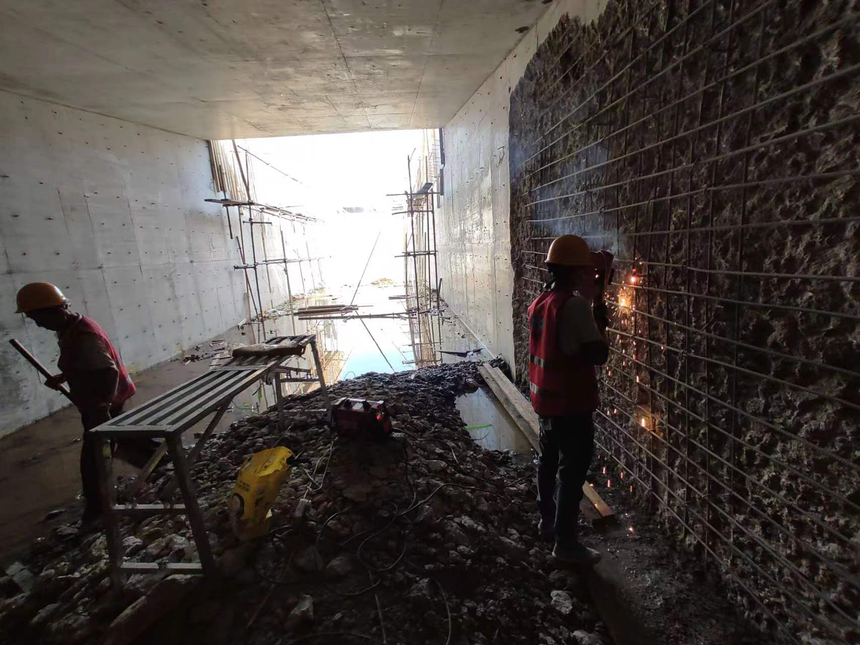 柳州挖断承重墙导致楼体开裂，加固施工方案出炉